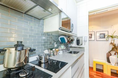 Apartamento à venda com 56m², 2 quartos e 1 vagaCozinha com piso de porcelanato, bancada de granito e aparelhos de cozinha modernos.