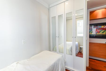Quarto simples com cama de solteiro e armário com espelho, iluminado por luz natural. de apartamento à venda com 2 quartos, 56m² em Consolação, São Paulo
