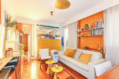 Apartamento à venda com 56m², 2 quartos e 1 vagaSala de estar com móveis modernos e iluminação adequada, com vista para a cidade.