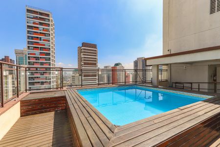 Apartamento à venda com 56m², 2 quartos e 1 vagaPiscina com vista para a cidade, com deck de madeira e balaustrada de vidro.