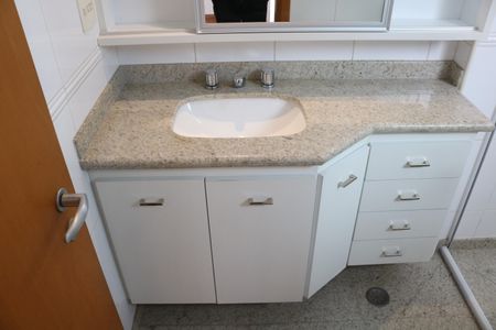 Apartamento para alugar com 230m², 3 quartos e 4 vagasBanheiro social