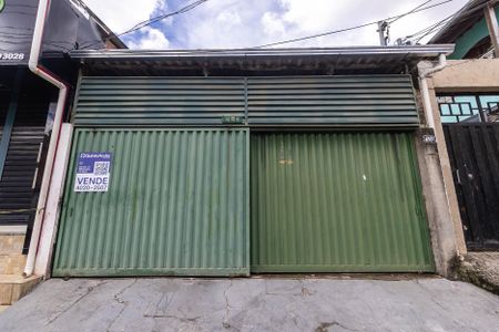 Casa à venda com 180m², 3 quartos e 2 vagas Casa à venda com 180m², 3 quartos e 2 vagasFachada