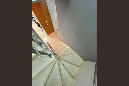 Casa de condomínio à venda com 95m², 3 quartos e 2 vagasEscada