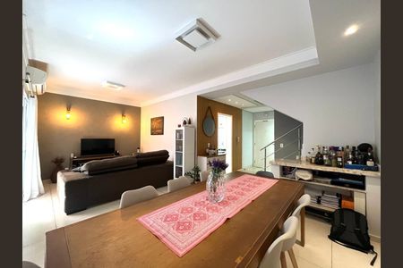 Casa de condomínio à venda com 95m², 3 quartos e 2 vagasSala