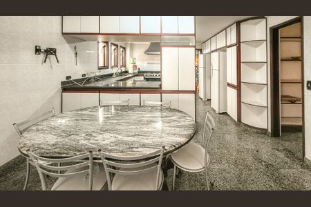 Casa à venda com 350m², 4 quartos e 6 vagasCozinha