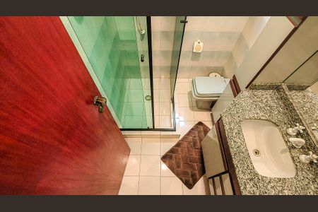 Casa à venda com 350m², 4 quartos e 6 vagasBanheiro da Suíte 2