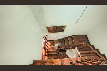 Casa à venda com 350m², 4 quartos e 6 vagasEscada