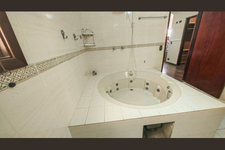 Casa à venda com 350m², 4 quartos e 6 vagasBanheiro da Suíte 1