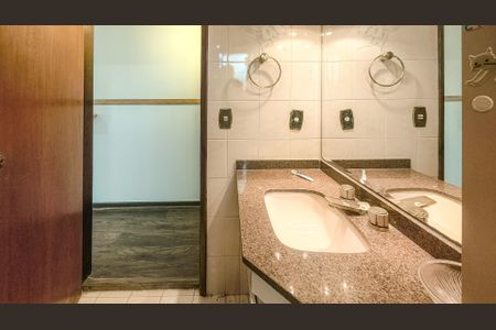 Casa à venda com 350m², 4 quartos e 6 vagasBanheiro da Suíte 3