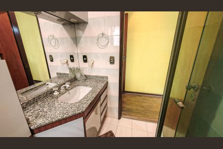 Casa à venda com 350m², 4 quartos e 6 vagasBanheiro da Suíte 2