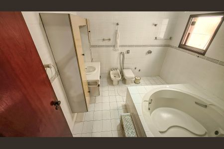 Casa à venda com 350m², 4 quartos e 6 vagasBanheiro da Suíte 1