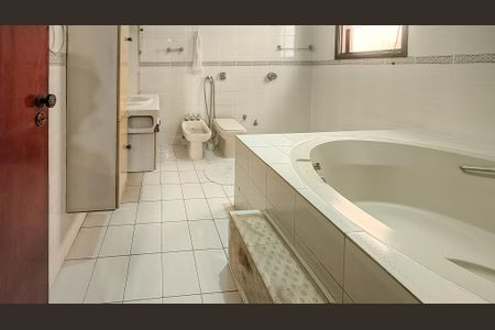 Casa à venda com 350m², 4 quartos e 6 vagasBanheiro da Suíte 1