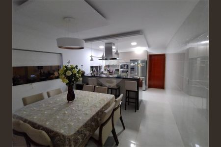 Casa à venda com 4 quartos, 203m² em Vila Carrão, São Paulo