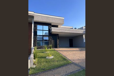 Casa de condomínio para alugar com 250m², 3 quartos e 4 vagas Casa de condomínio para alugar com 250m², 3 quartos e 4 vagasFachada