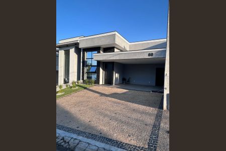 Casa de condomínio para alugar com 250m², 3 quartos e 4 vagas Casa de condomínio para alugar com 250m², 3 quartos e 4 vagasFachada