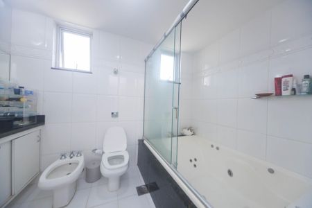 Apartamento à venda com 280m², 4 quartos e 3 vagasBanheiro suite 2