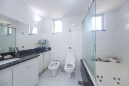 Apartamento à venda com 280m², 4 quartos e 3 vagasBanheiro suite 2