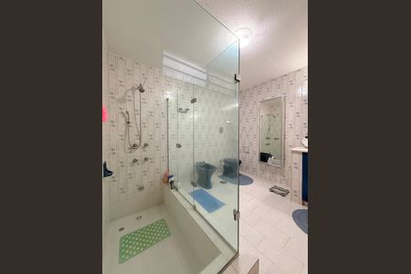 Casa à venda com 237m², 3 quartos e 4 vagasBanheiro da Suíte