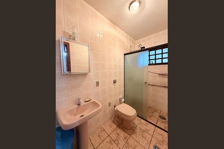 Casa à venda com 237m², 3 quartos e 4 vagasBanheiro externo