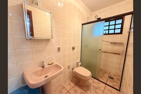 Casa à venda com 237m², 3 quartos e 4 vagasBanheiro externo