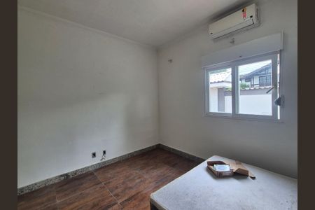 Casa de condomínio à venda com 160m², 3 quartos e 1 vaga