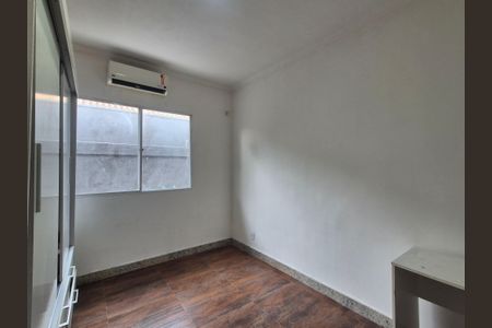 Casa de condomínio à venda com 160m², 3 quartos e 1 vaga