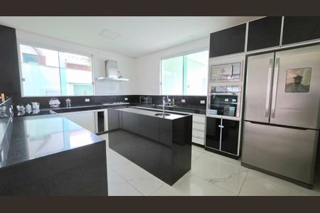 Casa de condomínio para alugar com 540m², 5 quartos e 4 vagas