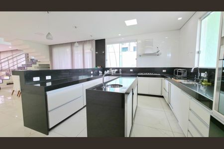 Casa de condomínio para alugar com 540m², 5 quartos e 4 vagas