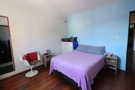 Casa à venda com 170m², 5 quartos e 2 vagasSuíte 1