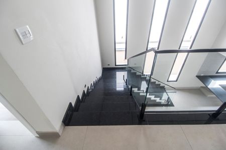 Casa de condomínio à venda com 502m², 4 quartos e 6 vagasEscada