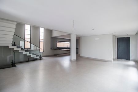 Sala  de casa de condomínio à venda com 4 quartos, 502m² em Cidade Tamboré, Santana de Parnaíba