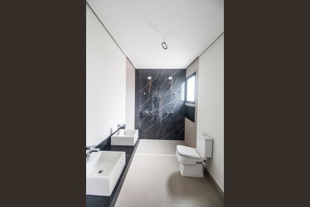 Casa de condomínio à venda com 502m², 4 quartos e 6 vagasBanheiro da Suíte