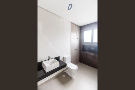 Casa de condomínio à venda com 502m², 4 quartos e 6 vagasBanheiro da Suíte