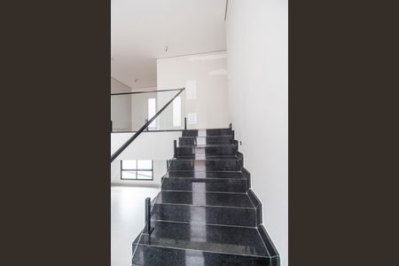 Casa de condomínio à venda com 502m², 4 quartos e 6 vagasEscada