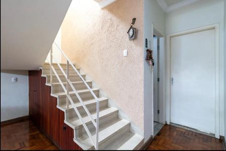 Casa à venda com 200m², 4 quartos e 2 vagasEscada