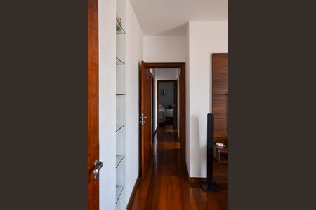 Apartamento à venda com 267m², 4 quartos e 4 vagasCorredor