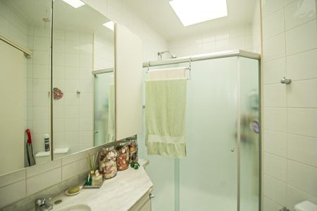 Apartamento à venda com 124m², 2 quartos e 4 vagas Apartamento à venda com 124m², 2 quartos e 4 vagasBanheiro da Suíte