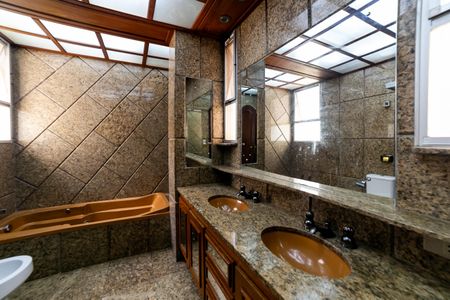 Apartamento à venda com 290m², 4 quartos e 3 vagasBanheiro da Suíte 2