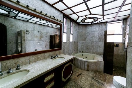 Apartamento à venda com 290m², 4 quartos e 3 vagasBanheiro da Suíte 1