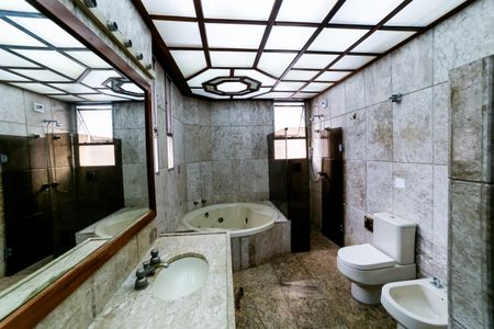 Apartamento à venda com 290m², 4 quartos e 3 vagasBanheiro da Suíte 1