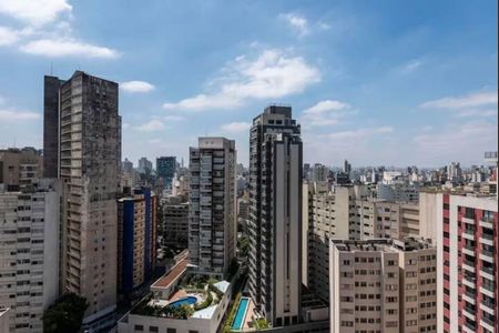 Studio à venda com 26m², 1 quarto e sem vagaCidade com prédios altos e ruas movimentadas, com um céu azul e nuvens brancas.