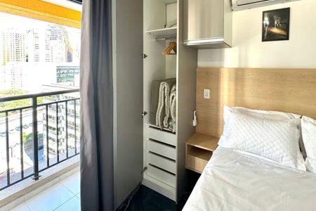 Quarto com cama de casal, armário e vista para a cidade. de kitnet/studio à venda com 1 quarto, 26m² em Bela Vista, São Paulo