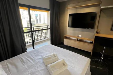 Quarto com cama de casal, TV e balcão com vista para a cidade. de kitnet/studio à venda com 1 quarto, 26m² em Bela Vista, São Paulo