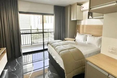 Quarto com cama de casal, ar condicionado, móveis de madeira e vista para a cidade. de kitnet/studio à venda com 1 quarto, 26m² em Bela Vista, São Paulo