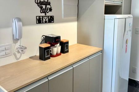 Café da cozinha com geladeira e fogão, é um ambiente aconchegante e bem iluminado. de kitnet/studio à venda com 1 quarto, 26m² em Bela Vista, São Paulo