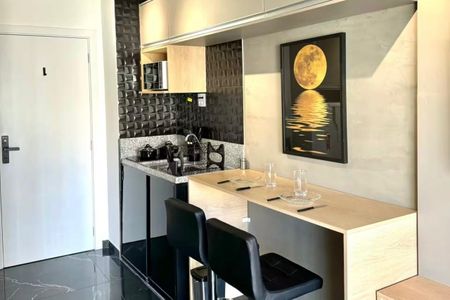 Cozinha com pia, fog. O e geladeira, com mesa e cadeiras para refeições. de kitnet/studio à venda com 1 quarto, 26m² em Bela Vista, São Paulo