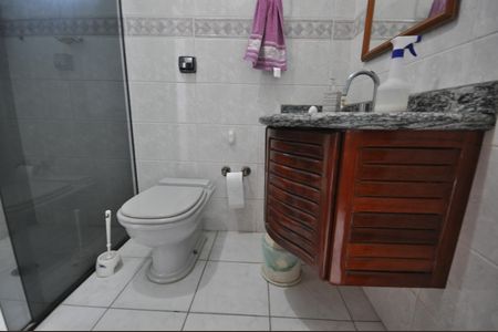 Casa à venda com 405m², 3 quartos e 7 vagasBanheiro da  Suíte 2