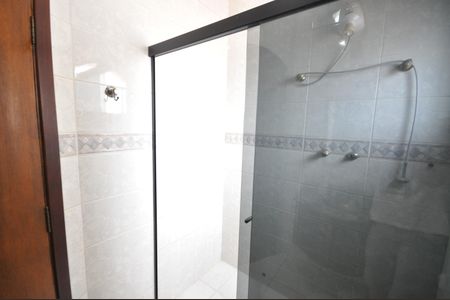 Casa à venda com 405m², 3 quartos e 7 vagasBanheiro da  Suíte 2