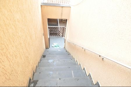 Casa à venda com 405m², 3 quartos e 7 vagasEscada de acesso à área de serviço