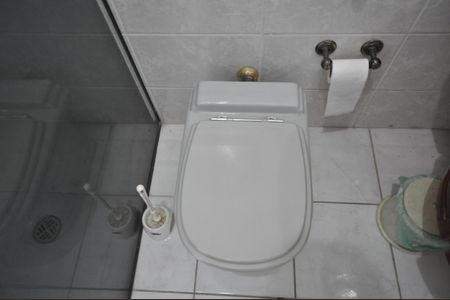 Casa à venda com 405m², 3 quartos e 7 vagasBanheiro da  Suíte 2